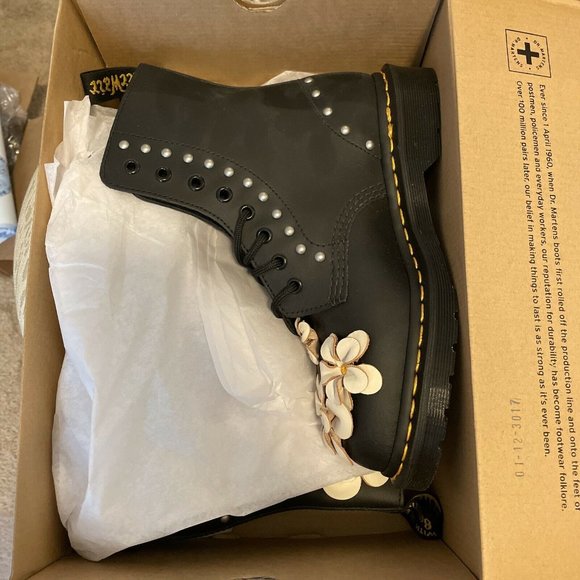 nib dr martens pascal flower black boots 23315001 hyrdo leather US womens 8 - Picture 5 of 6
